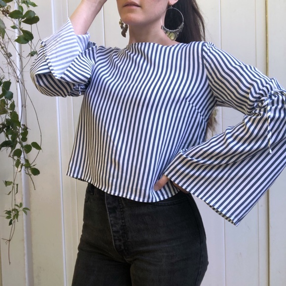 ❤️SOLD❤️Retro Bell Sleeve Top - Picture 5 of 8